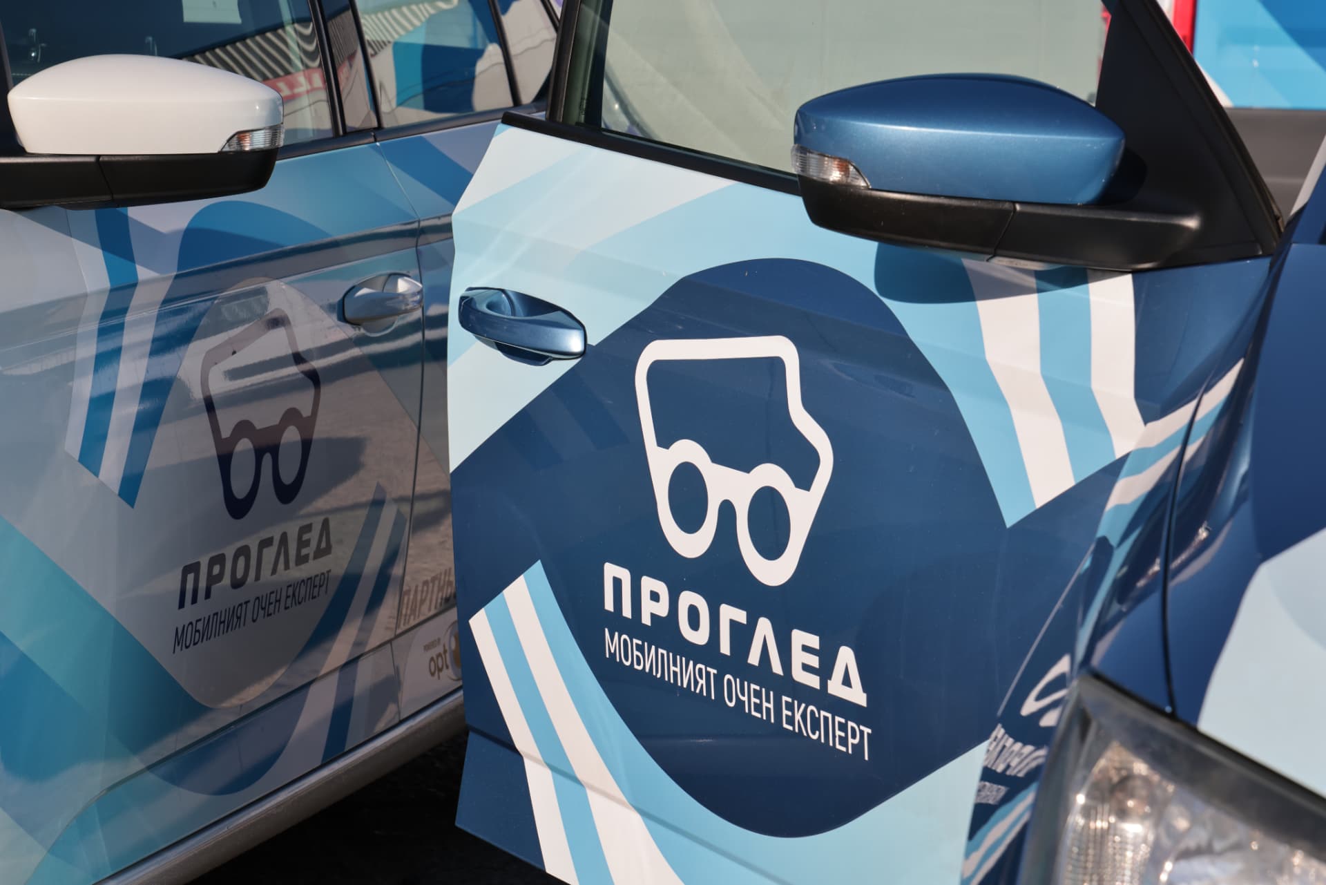Логото на ПРОГЛЕД върху брандиран автомобил